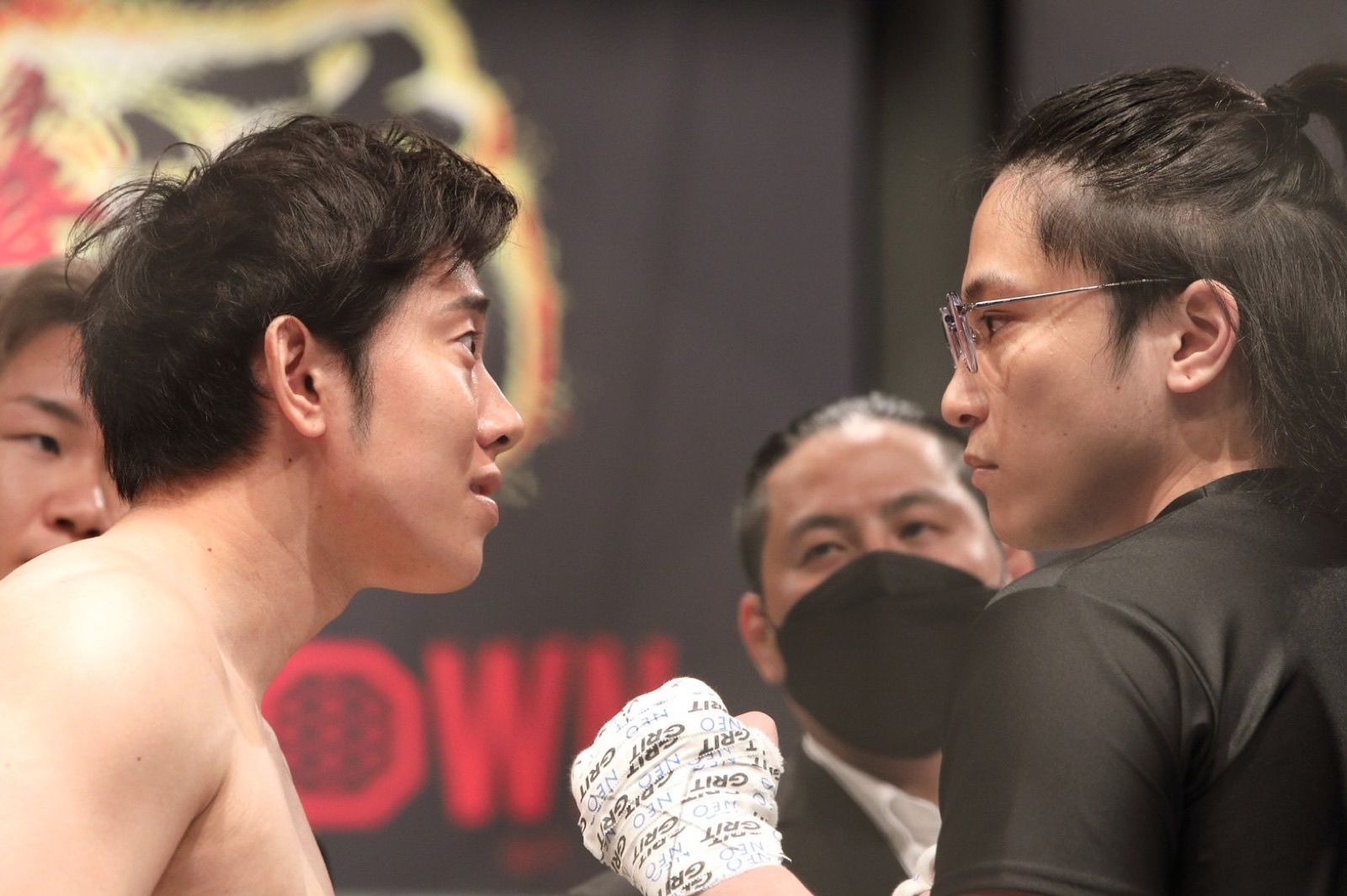 Breaking Down 5の計量後、メガネをかけたまま対戦相手の辻敬太と至近距離で対峙する吉川健太