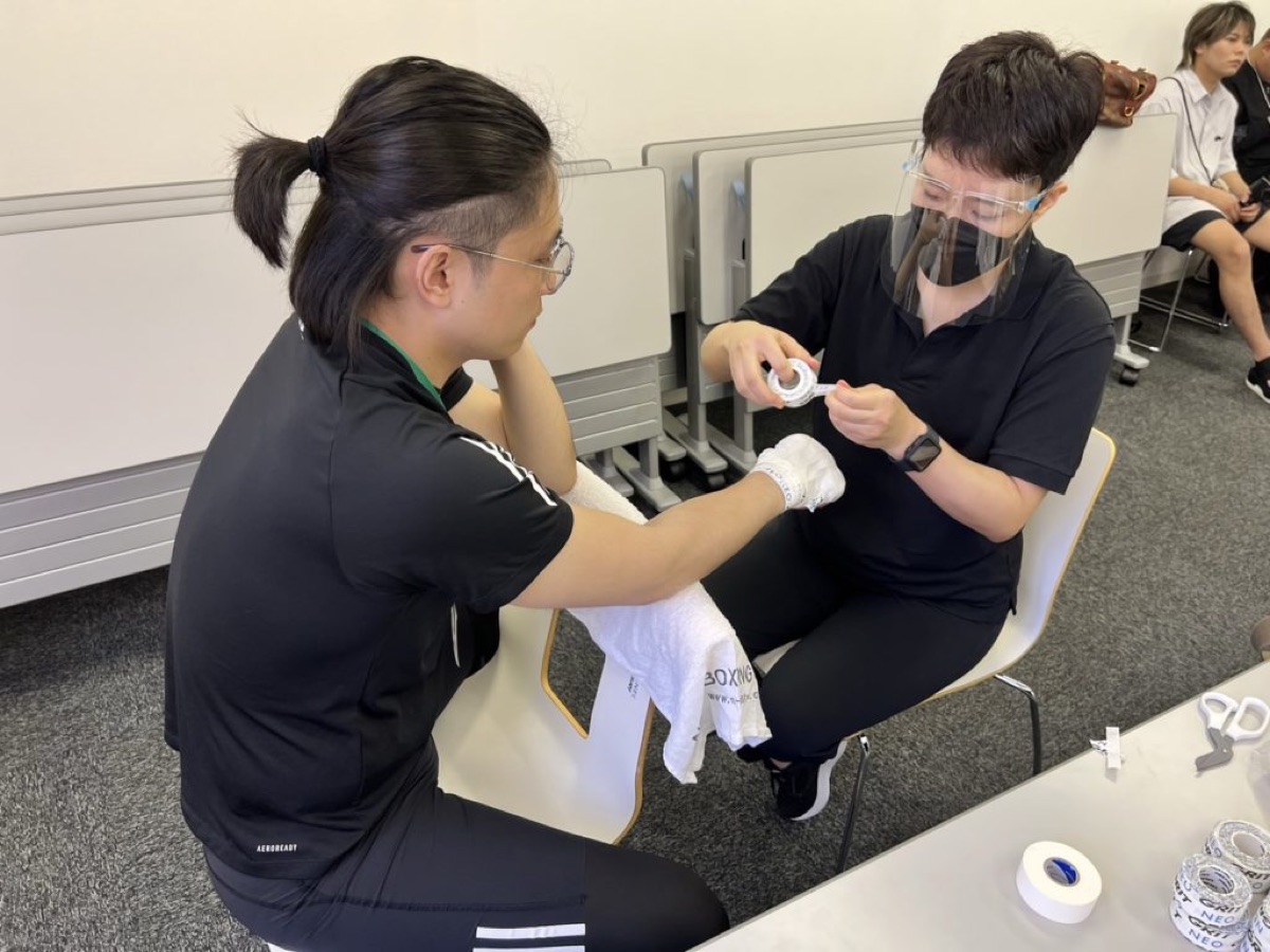 Breaking Down 5.5の舞台裏で、スタッフにバンテージを巻いてもらう吉川健太