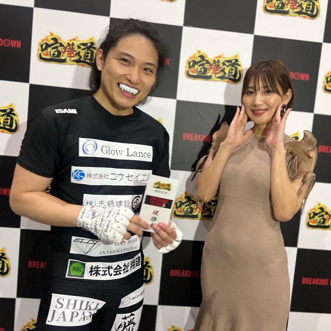Yoshikawa holding the victory envelope backstage
