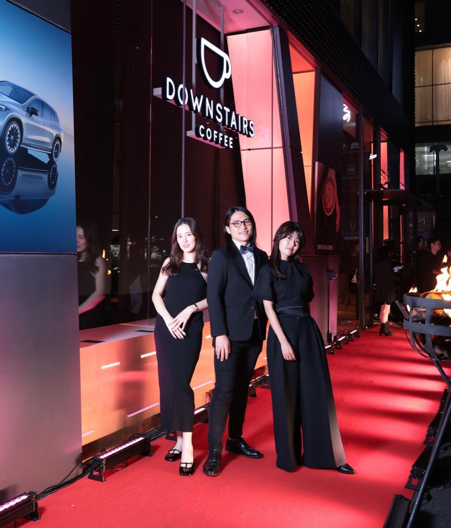 Yoshikawa on the red carpet at an event venue
