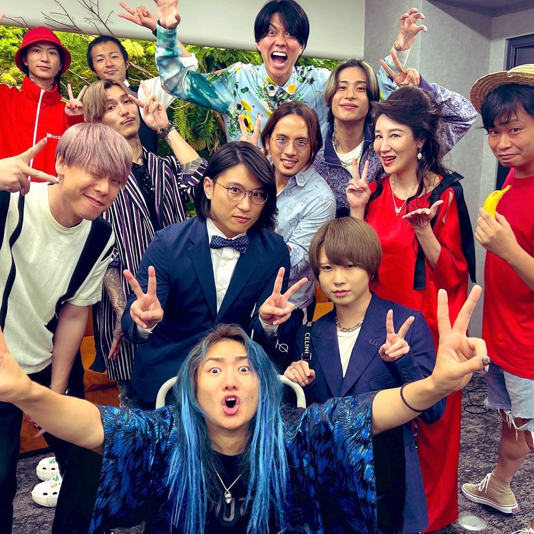 Yoshikawa in the green room with the Repezen crew