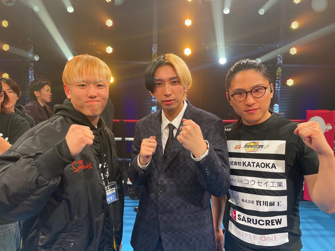 Yoshikawa ringside with guests after a fight
